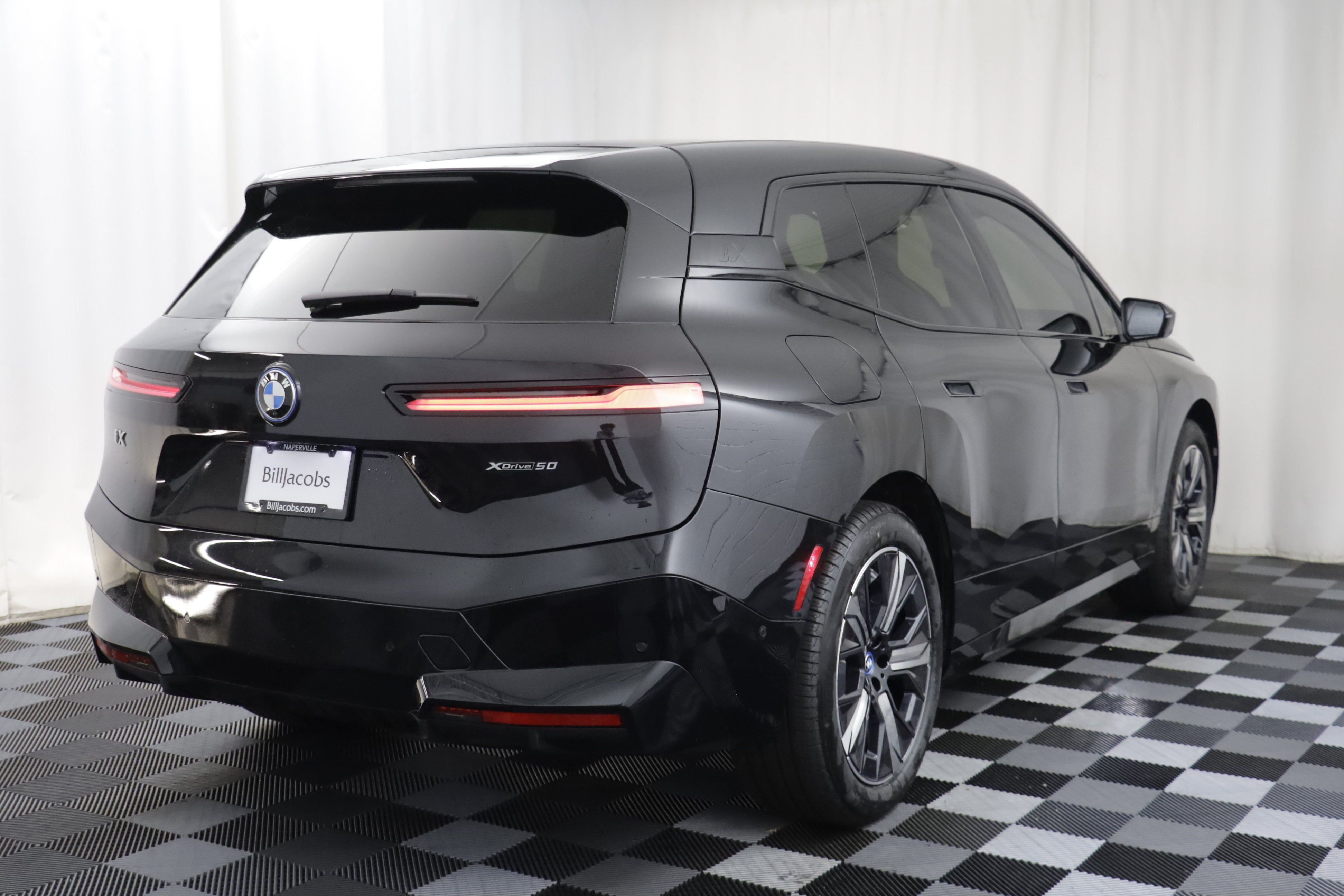 Used 2024 BMW iX xDrive50 w/ Premium Package AWD/4WD image 17