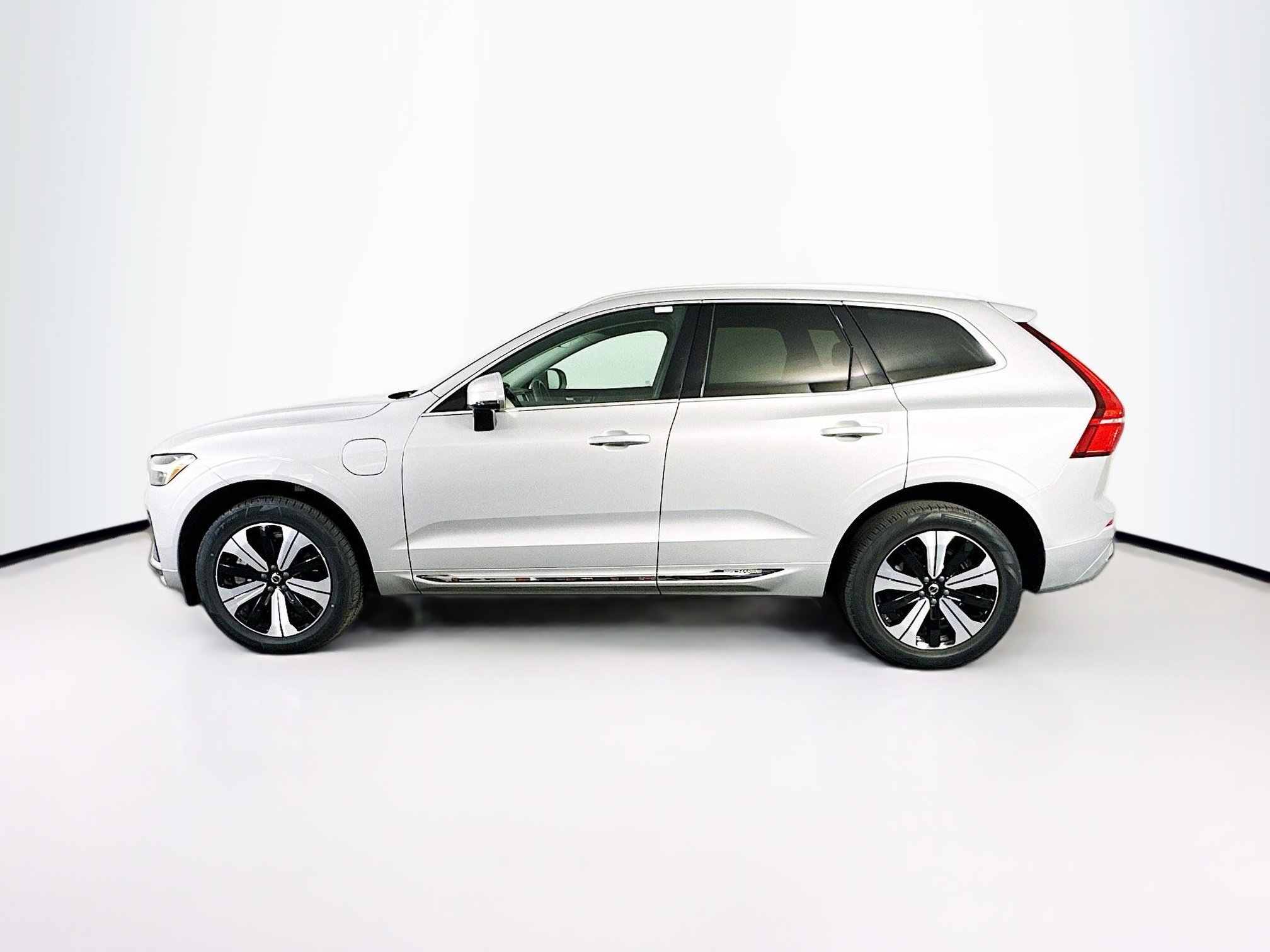 Used 2023 Volvo XC60 T8 Core image 4