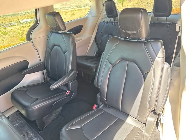 Used 2023 Chrysler Pacifica Touring-L image 30