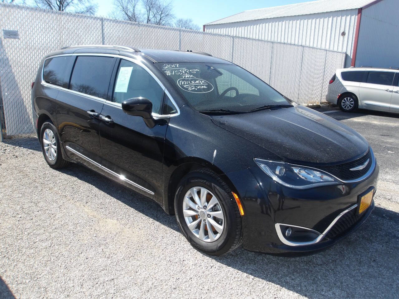 Used 2017 Chrysler Pacifica Touring-L FWD image 1