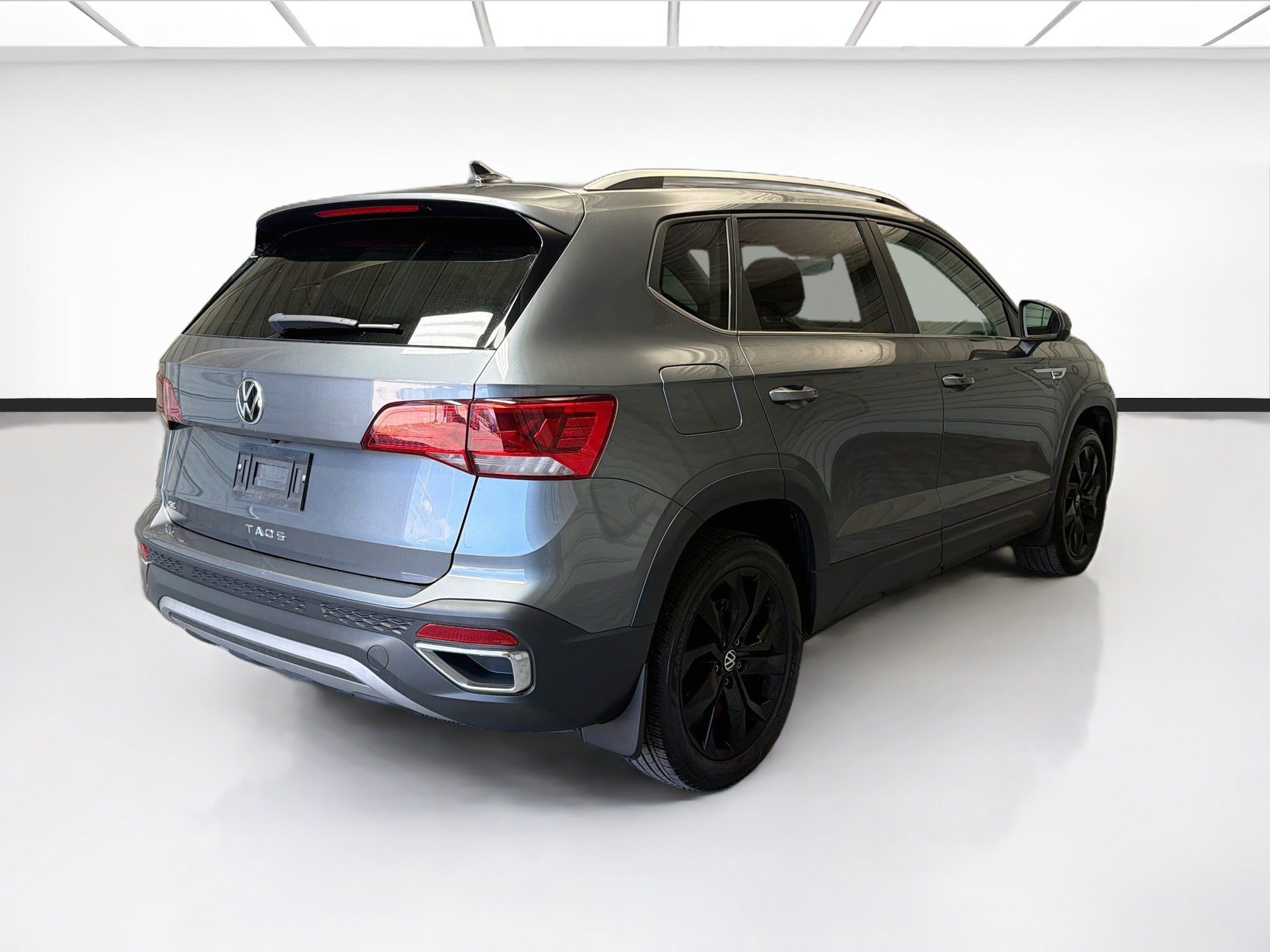 Used 2023 Volkswagen Taos SE w/ Panoramic Sunroof Package FWD image 4