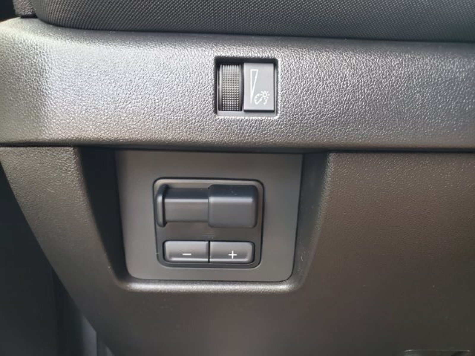 Used 2025 Chevrolet Colorado Z71 w/ Technology Package AWD/4WD image 15