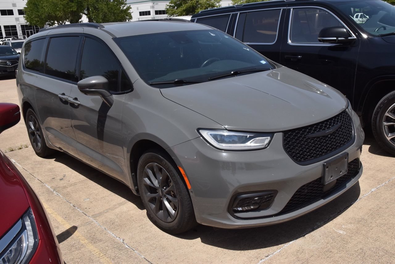 Used 2021 Chrysler Pacifica Touring-L w/ Uconnect Theater Family Group FWD image 3