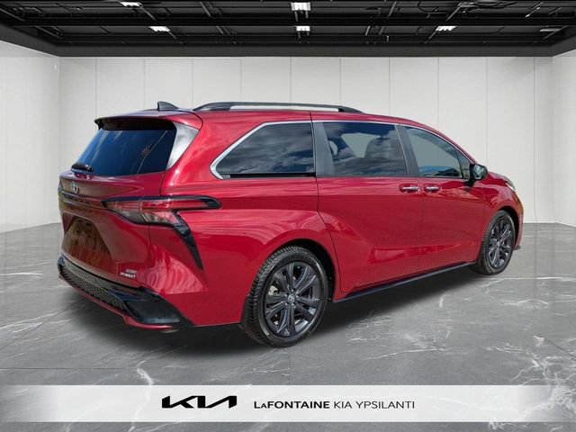 Used 2023 Toyota Sienna XSE FWD image 5