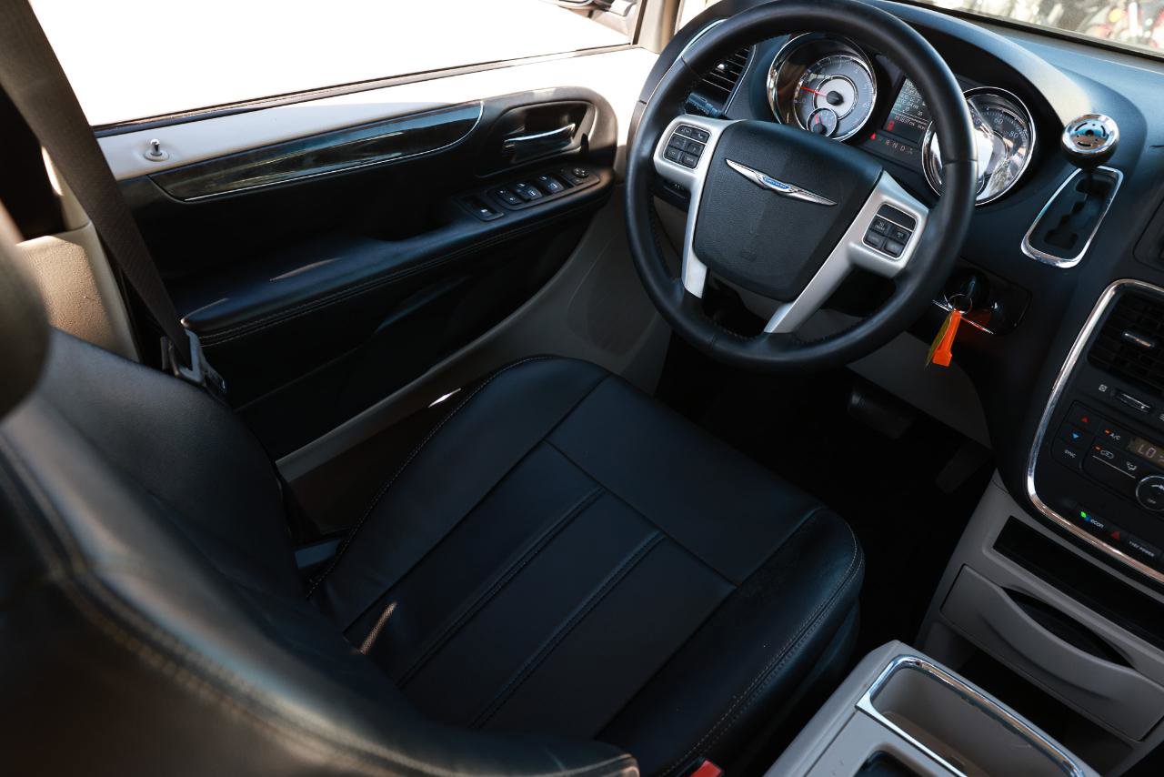 Used 2014 Chrysler Town & Country Touring FWD image 20