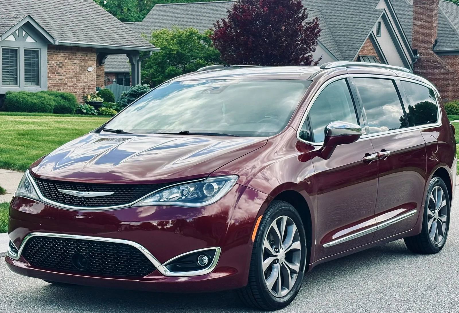 Used 2018 Chrysler Pacifica Limited w/ Tire & Wheel Group