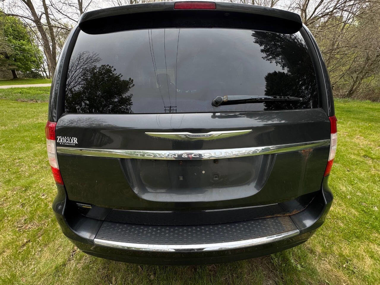 Used 2012 Chrysler Town & Country Touring w/ Entertainment Group #1 FWD image 3