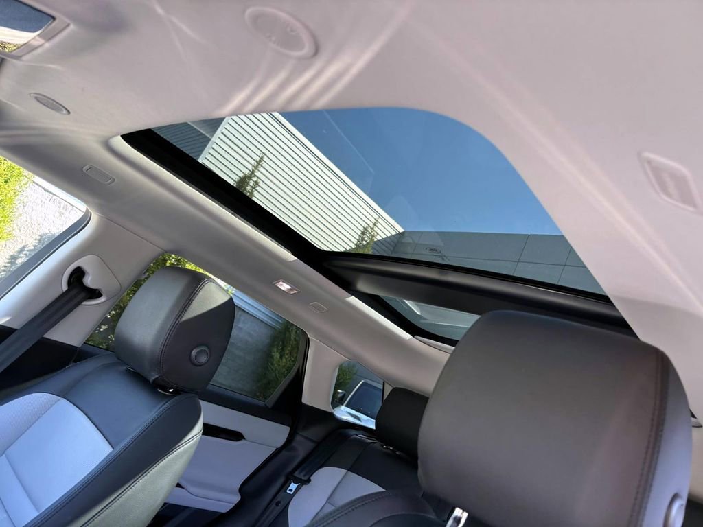 Certified 2025 Land Rover Range Rover Evoque Dynamic SE image 20