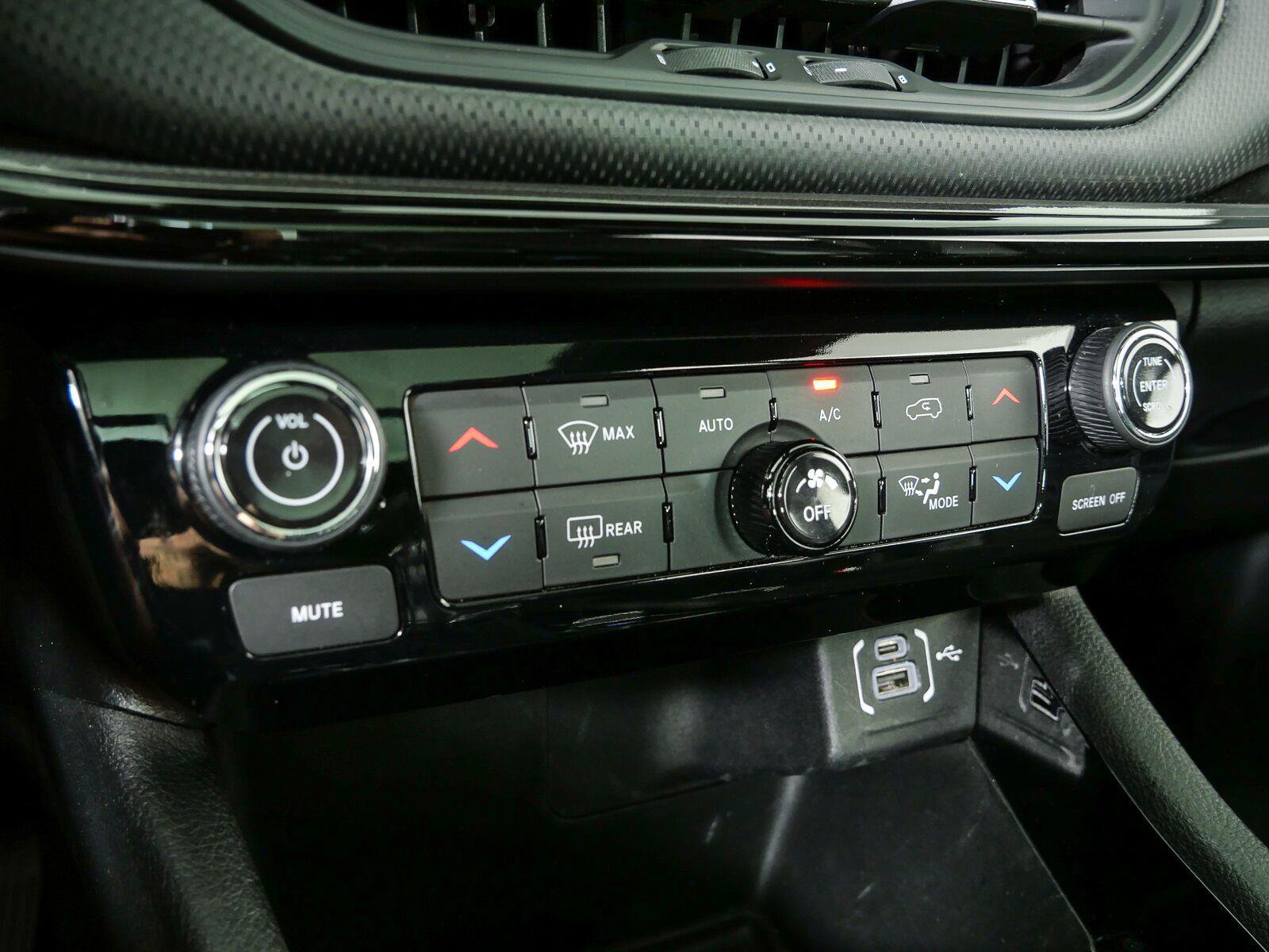 Used 2023 Jeep Compass Latitude w/ Sun and Sound Group AWD/4WD image 16