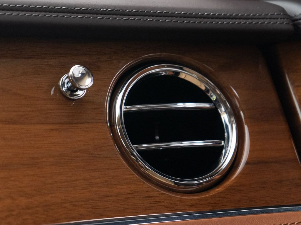 Used 2025 Bentley Flying Spur Plug-In Hybrid AWD/4WD image 44