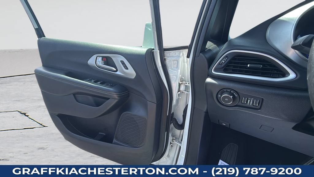 Used 2020 Chrysler Pacifica Touring-L w/ Premium Audio Group FWD image 25