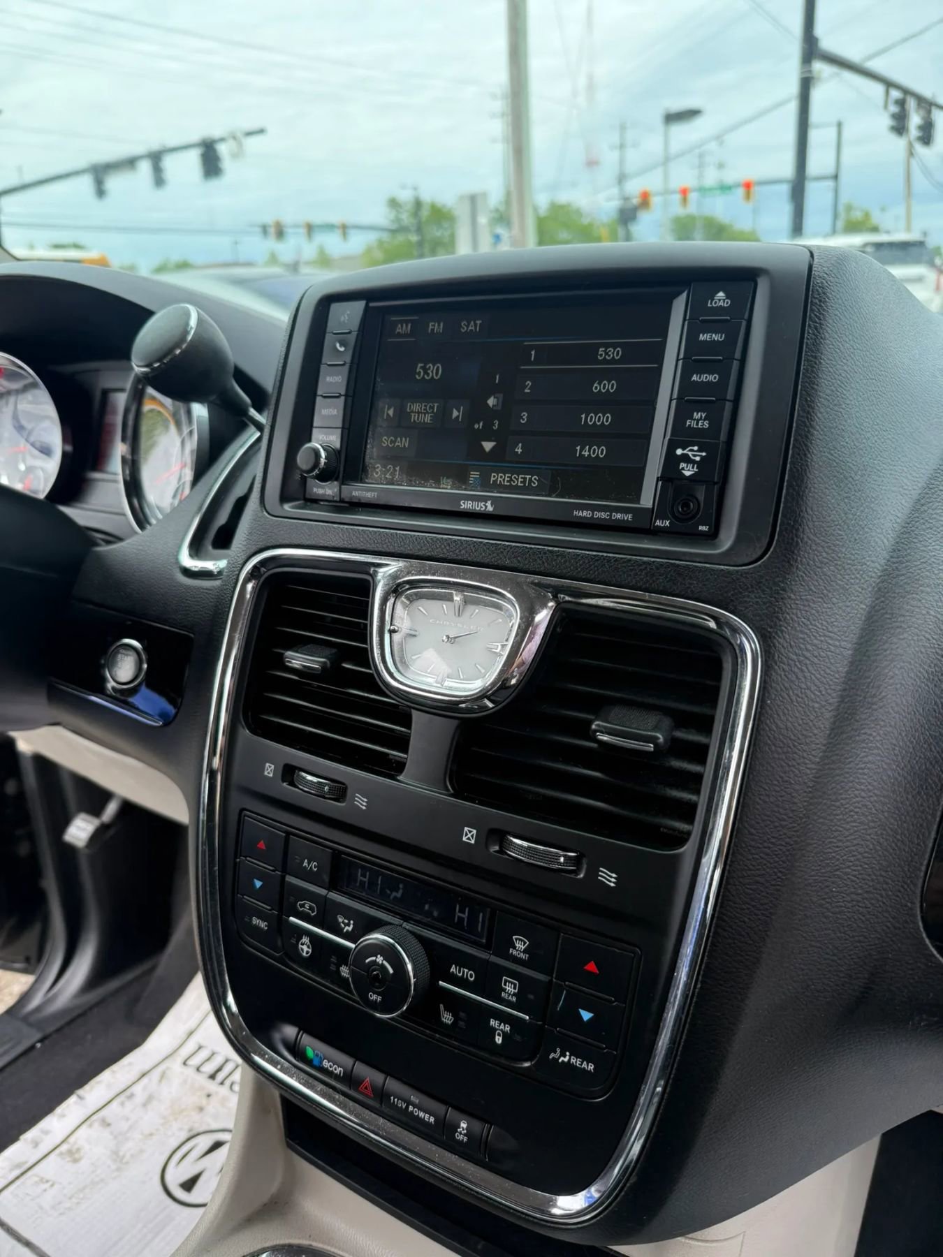 Used 2014 Chrysler Town & Country Touring-L FWD image 22
