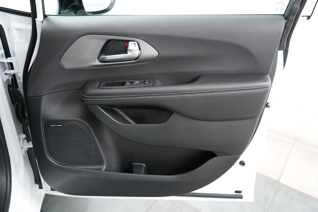 New 2027 Chrysler Pacifica Limited w/ S Appearance Package AWD/4WD image 29