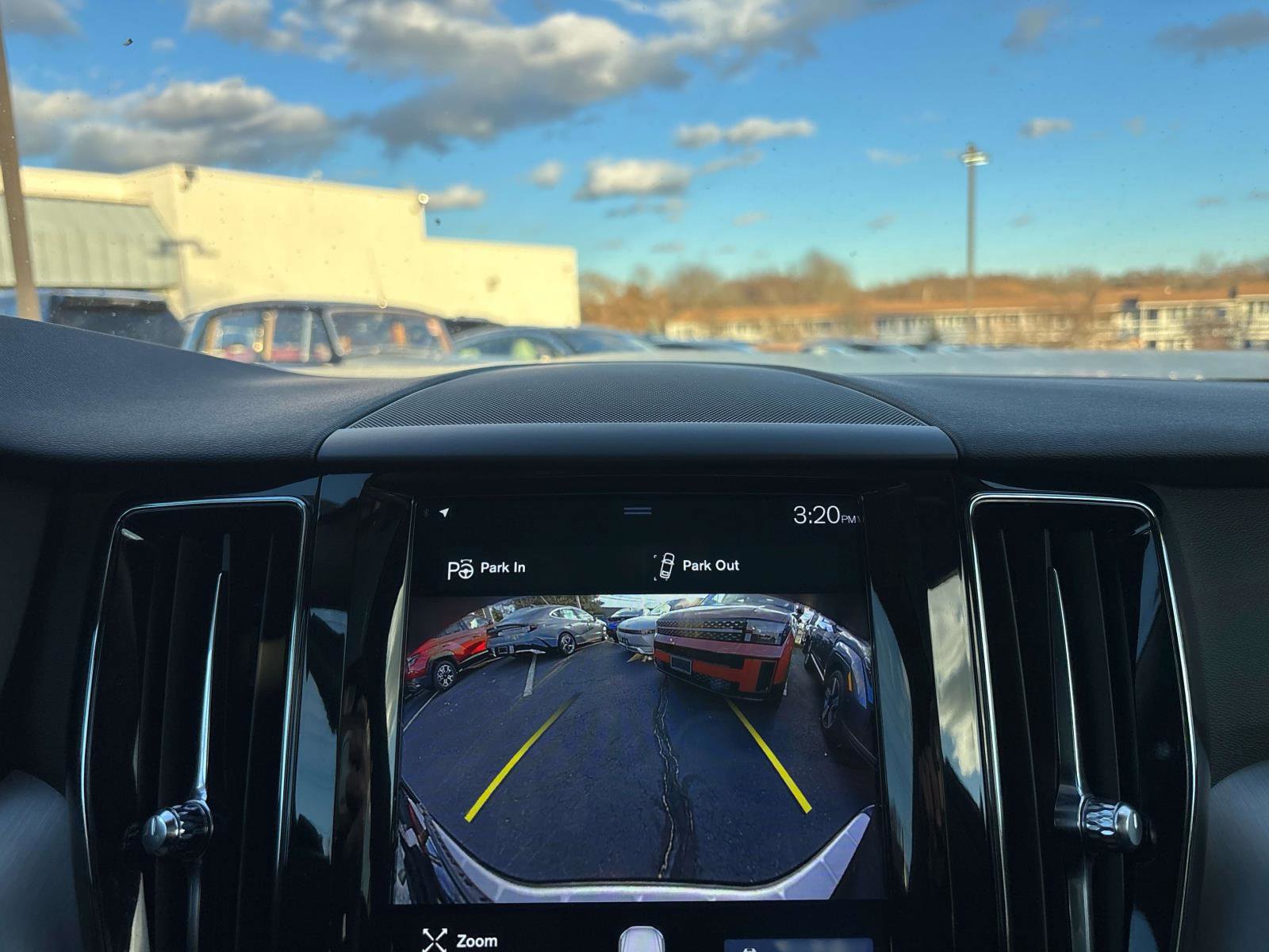 Used 2018 Volvo XC60 T6 Momentum w/ Advanced Package image 18