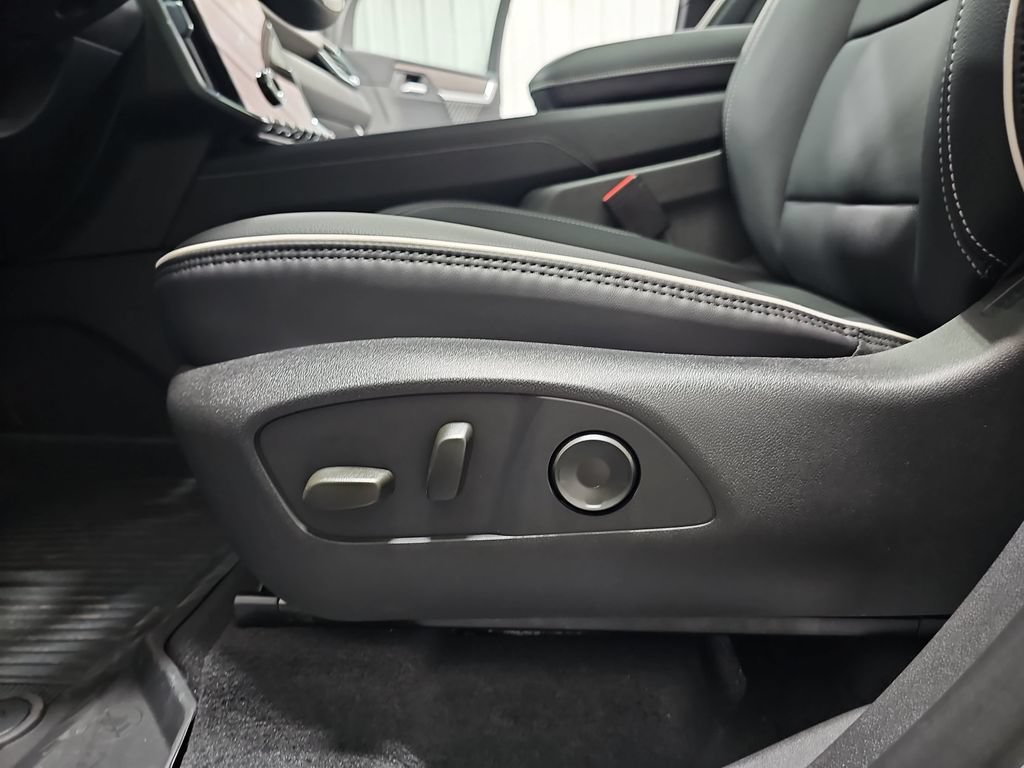 New 2027 GMC Acadia Denali w/ LPO, Floor Liner Package AWD/4WD image 32
