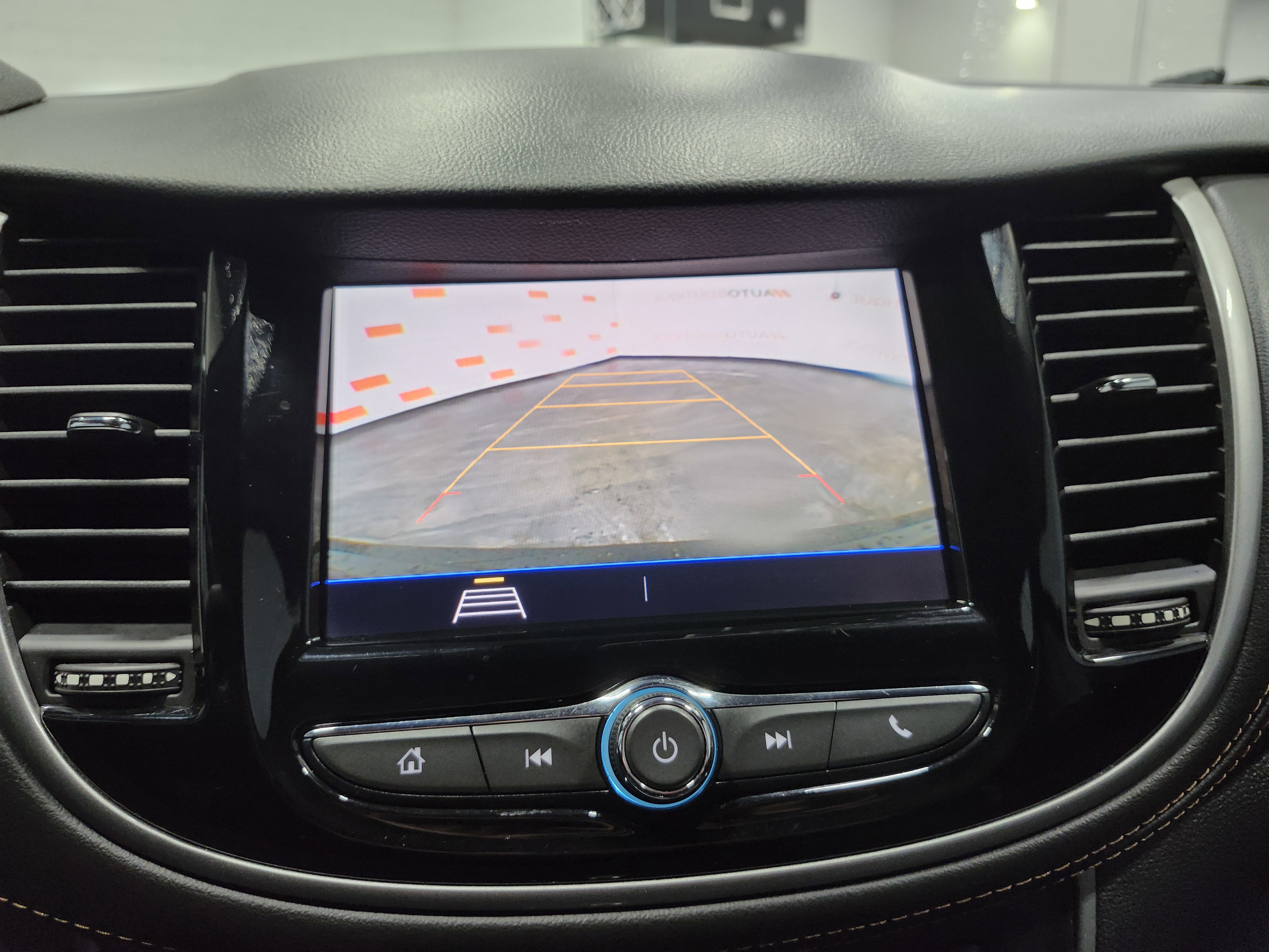 Used 2020 Chevrolet Trax LT w/ LT Convenience Package image 2