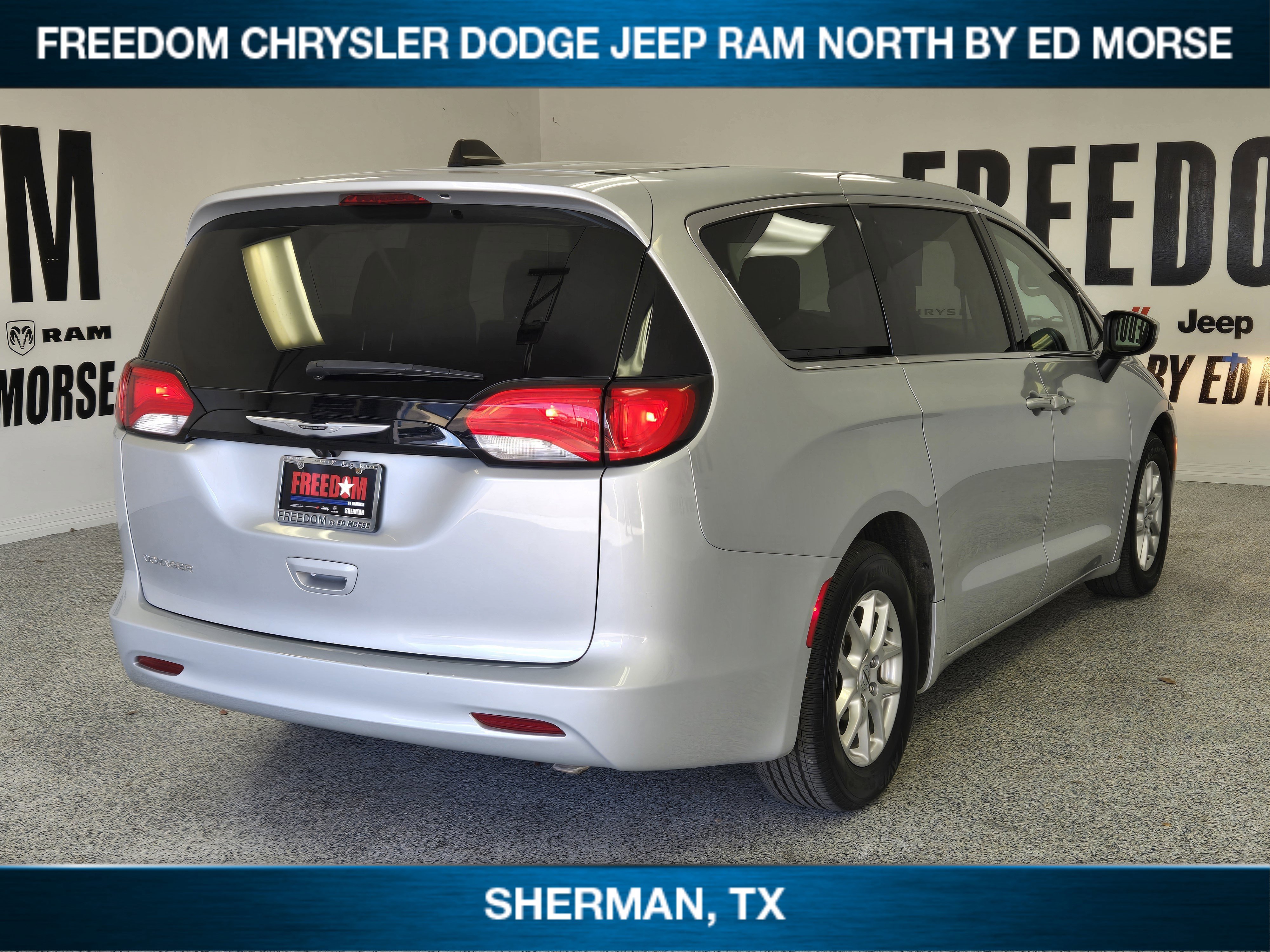 Used 2023 Chrysler Voyager LX image 3