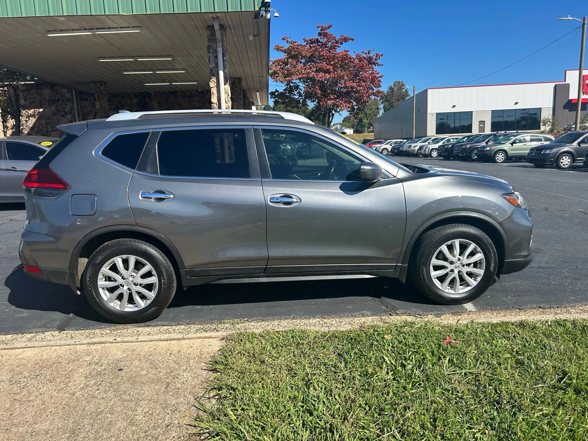 Used 2018 Nissan Rogue SV image 8