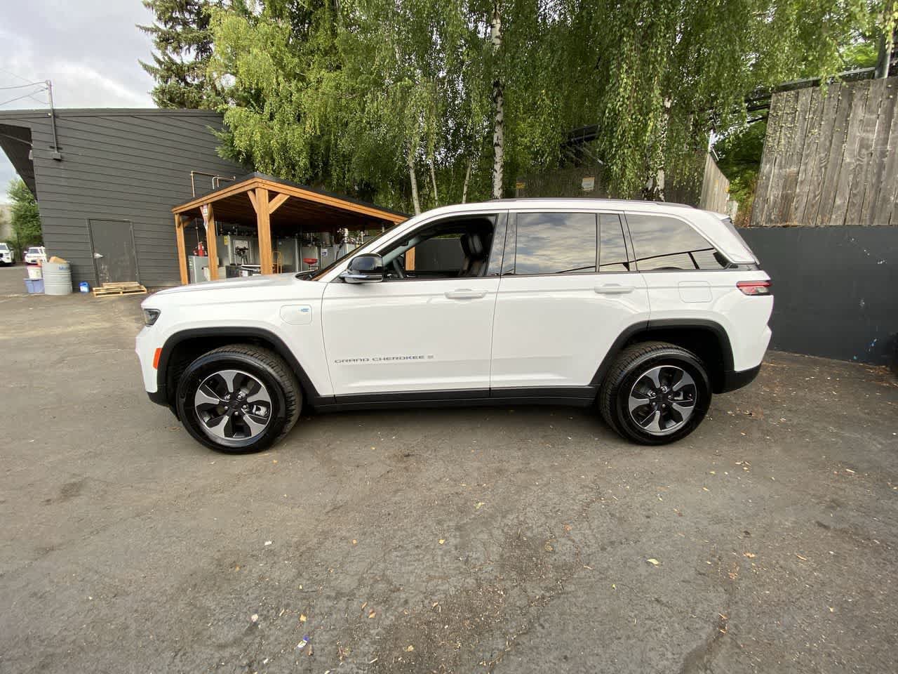 Used 2024 Jeep Grand Cherokee Limited 4xe AWD/4WD image 3
