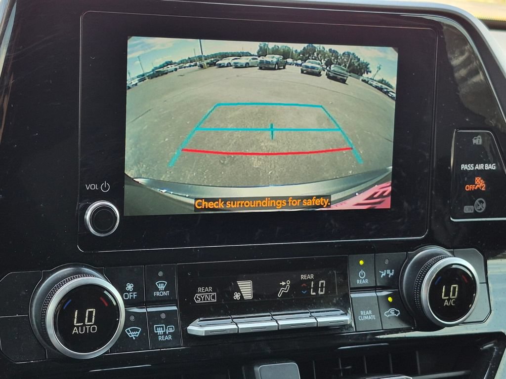 Used 2025 Toyota Highlander LE FWD image 23