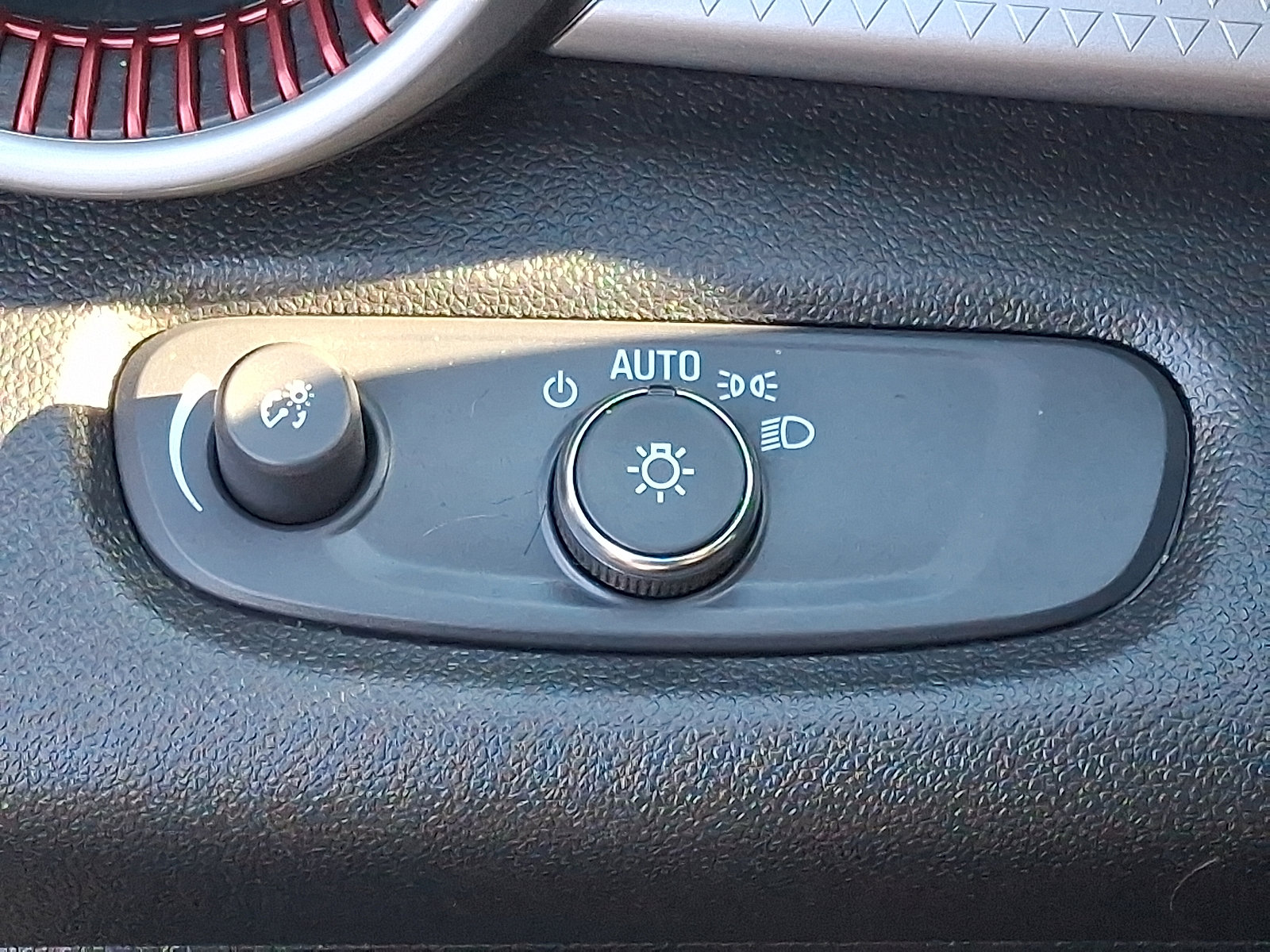 Certified 2024 Chevrolet Trax RS image 25