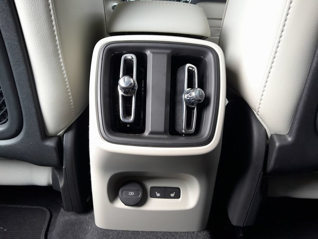 Used 2024 Volvo XC40 B5 Plus w/ Protection Package Premier AWD/4WD image 33