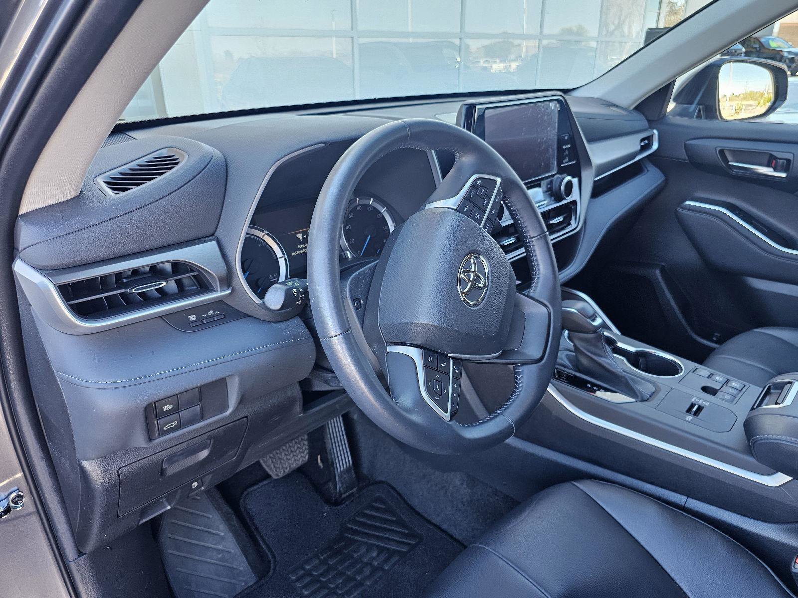Used 2023 Toyota Highlander XLE image 23