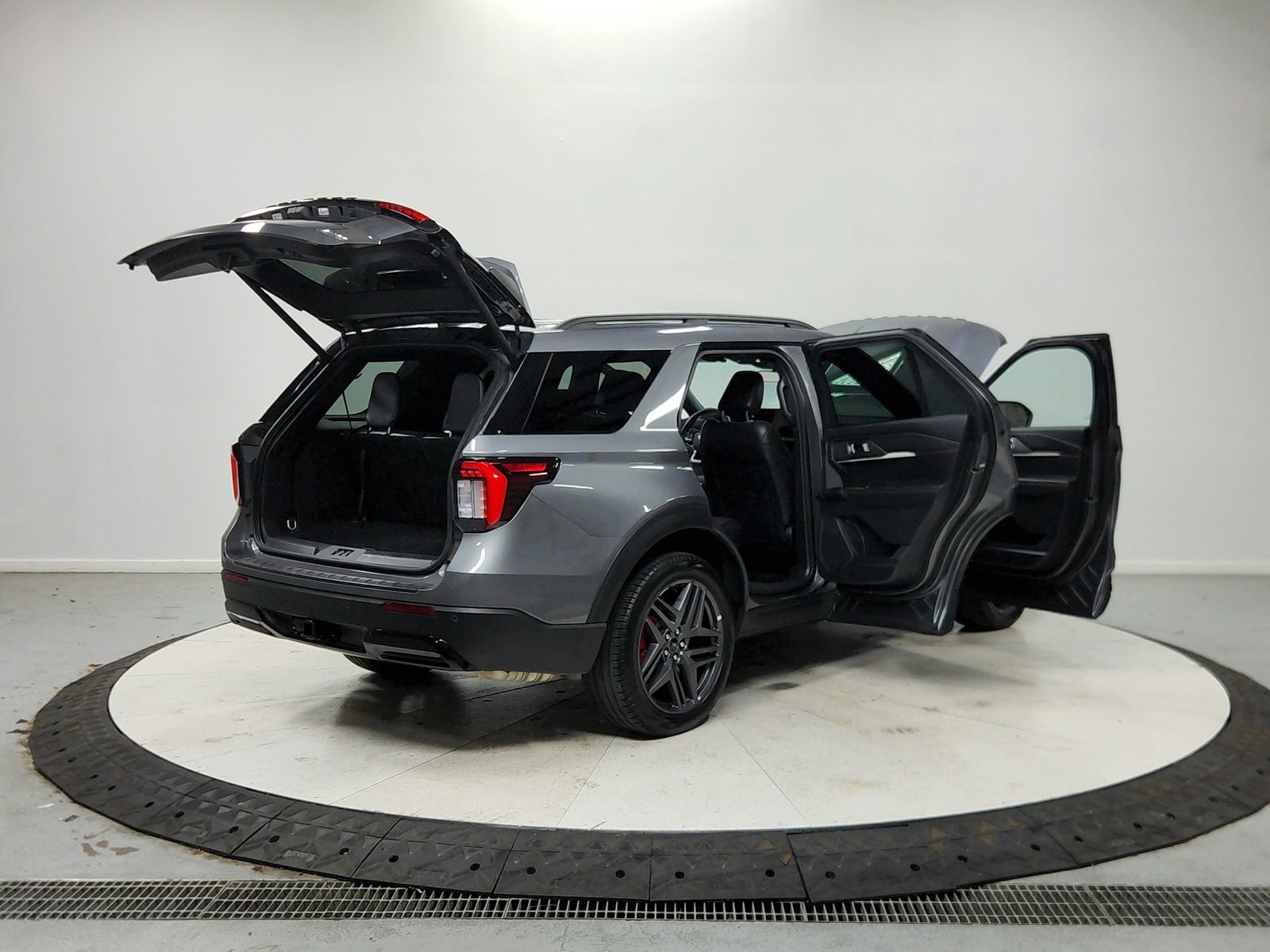 Used 2025 Ford Explorer ST-Line w/ ST-Line Street Pack AWD/4WD image 16