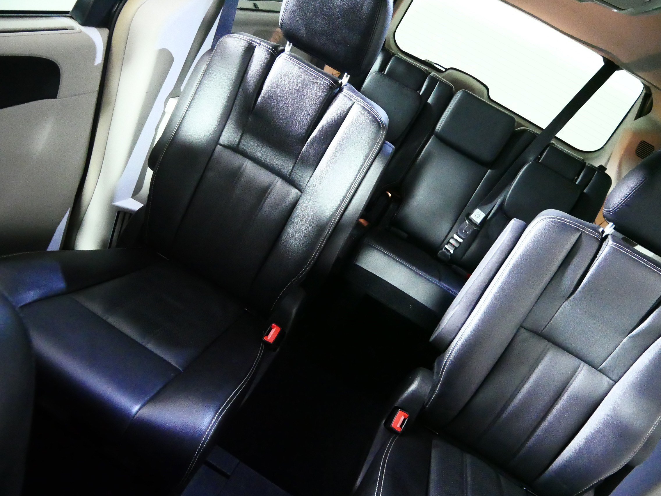Used 2015 Chrysler Town & Country Touring-L w/ Driver Convenience Group FWD image 12