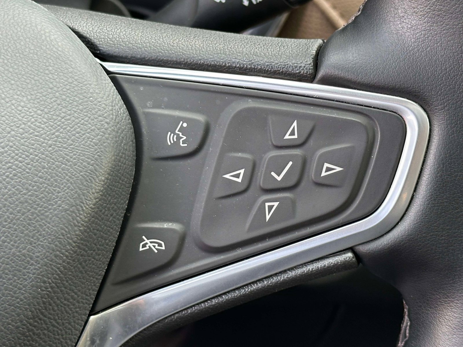 Used 2023 Chevrolet Equinox Premier FWD image 25