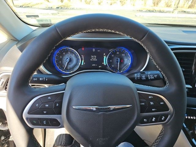 Used 2024 Chrysler Pacifica Touring-L image 16