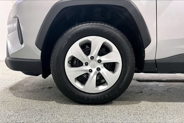 Used 2020 Toyota RAV4 LE AWD/4WD image 40