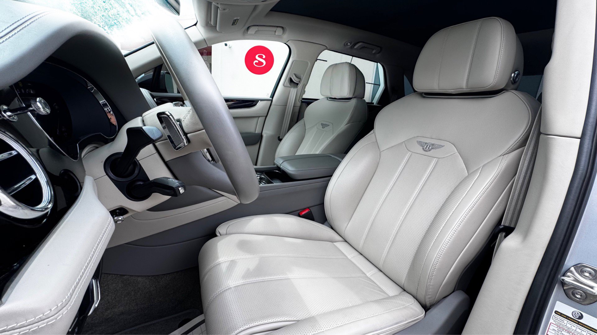 Used 2023 Bentley Bentayga Plug-In Hybrid AWD/4WD image 17