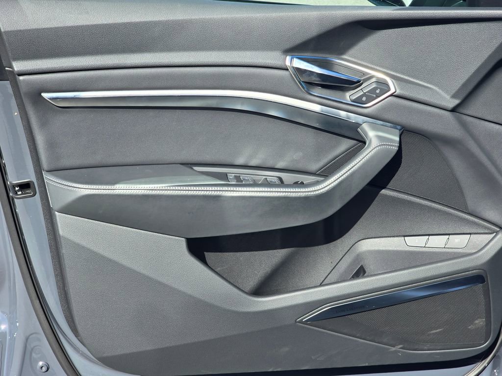 Used 2024 Audi SQ8 e-tron Premium Plus w/ Black Optic Package image 17