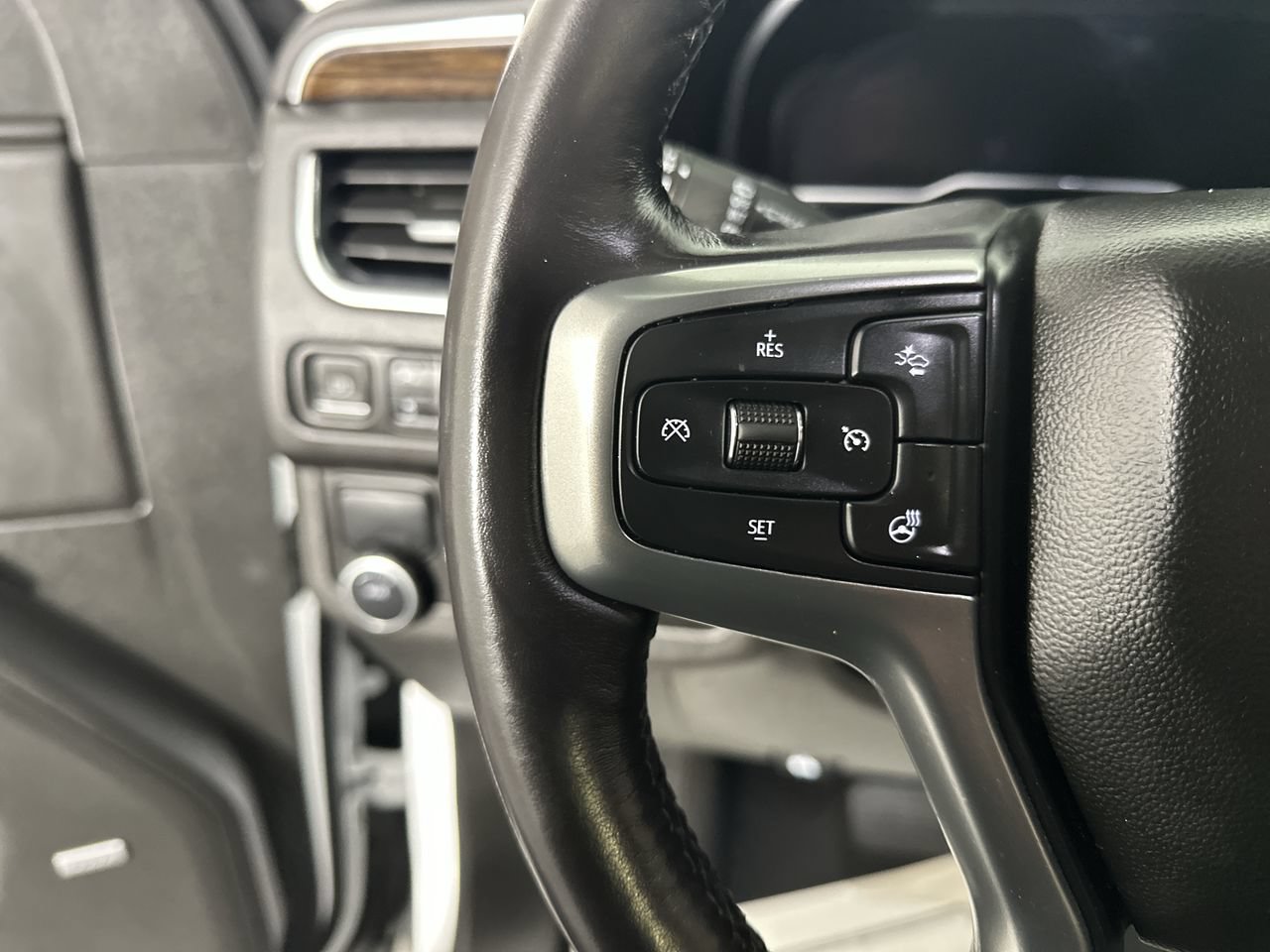 Used 2022 Chevrolet Suburban Premier RWD image 6