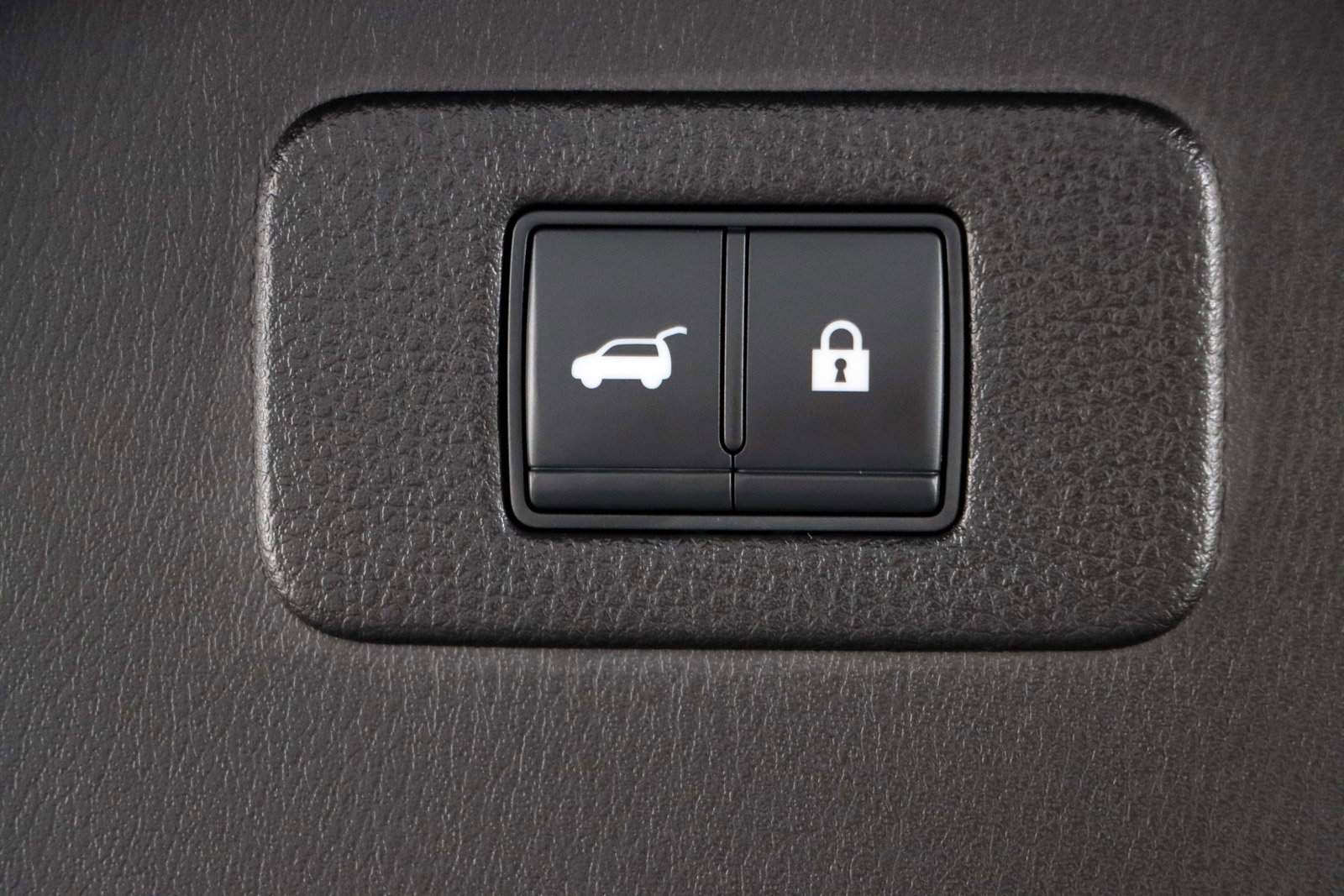 Used 2022 Nissan Armada SL w/ Captain's Chairs Package image 33