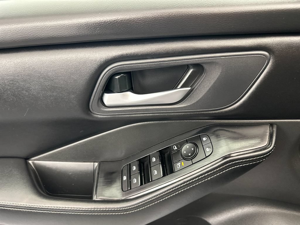 Used 2025 Nissan Rogue SV FWD image 10