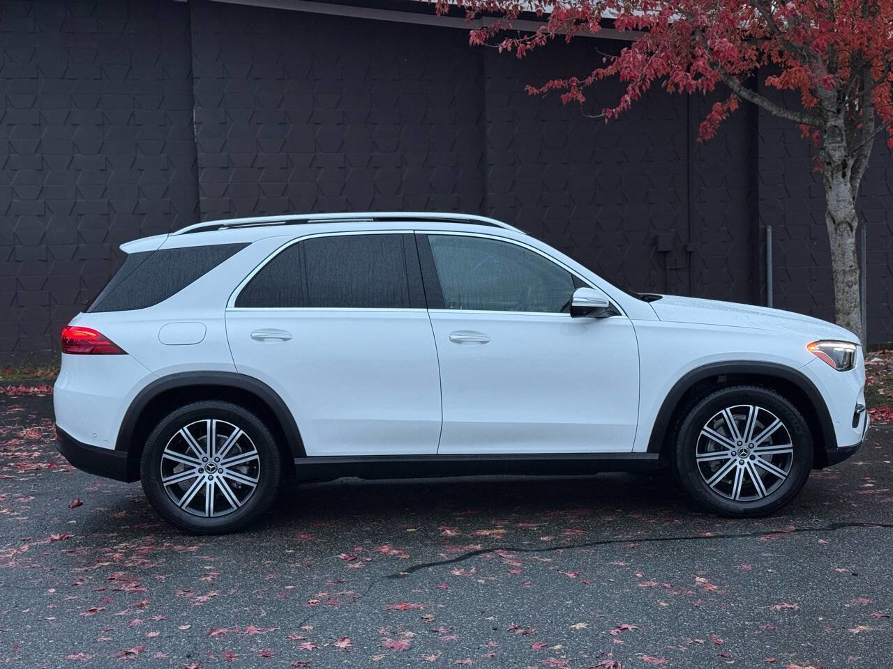 Used 2024 Mercedes-Benz GLE 350 4MATIC image 4