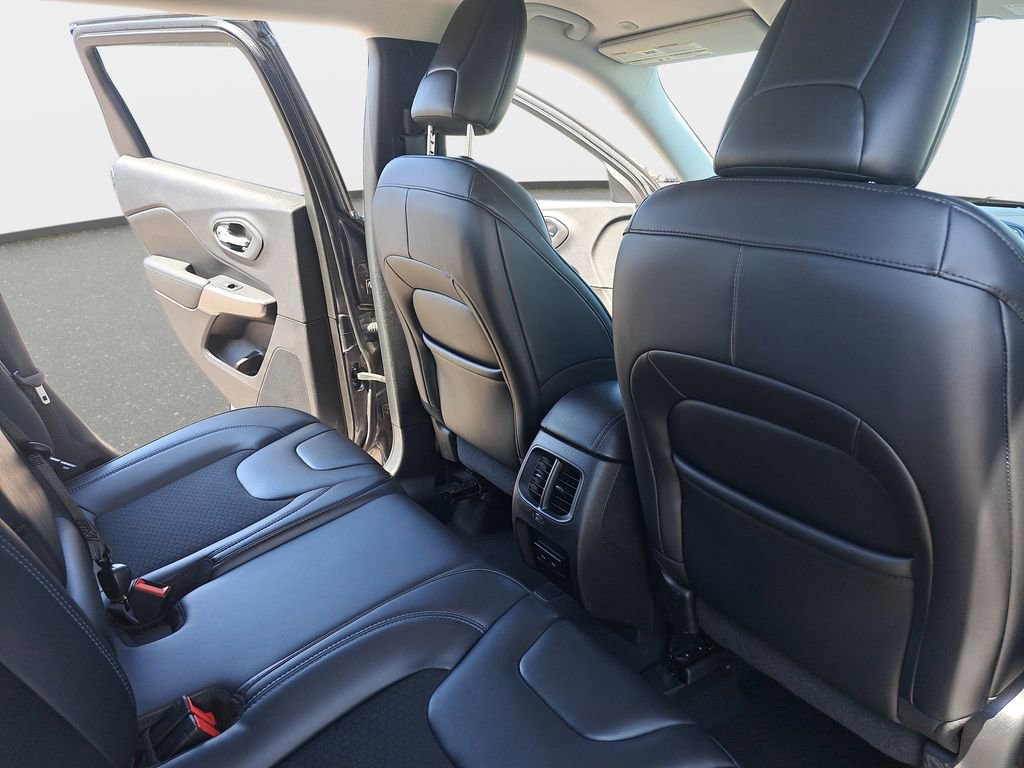 Used 2020 Jeep Cherokee Latitude Plus w/ Cold Weather Group AWD/4WD image 11