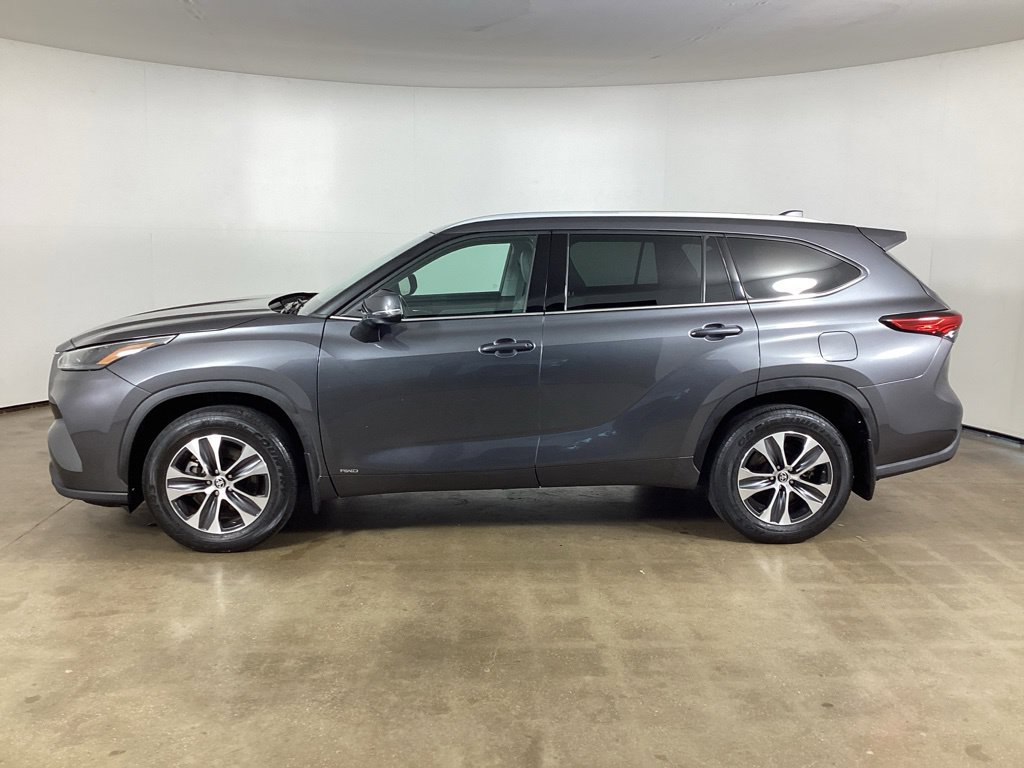 Used 2022 Toyota Highlander XLE AWD/4WD image 8