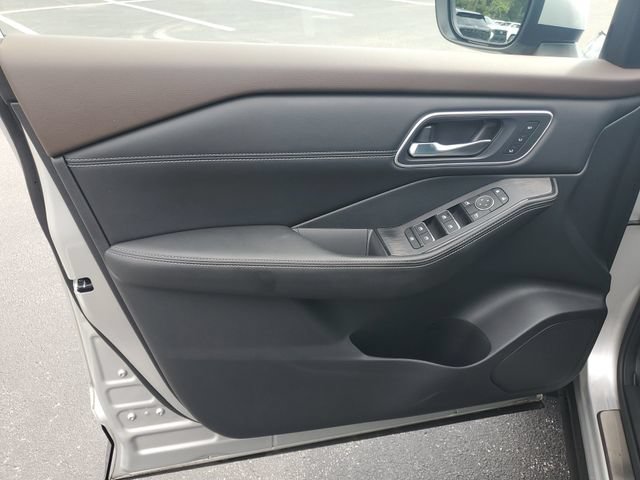 Certified 2023 Nissan Rogue Platinum w/ Platinum Premium Package FWD image 11