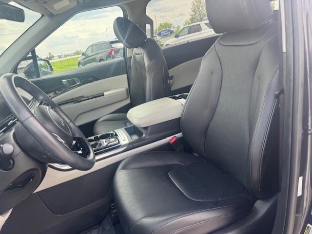 Used 2024 Kia Carnival EX FWD image 13