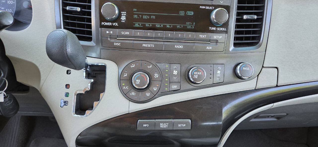 Used 2011 Toyota Sienna LE FWD image 30