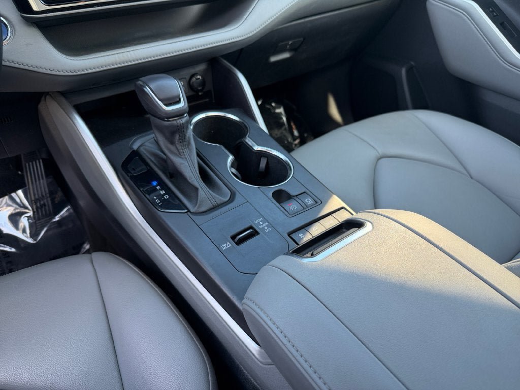 Used 2022 Toyota Highlander XLE AWD/4WD image 19