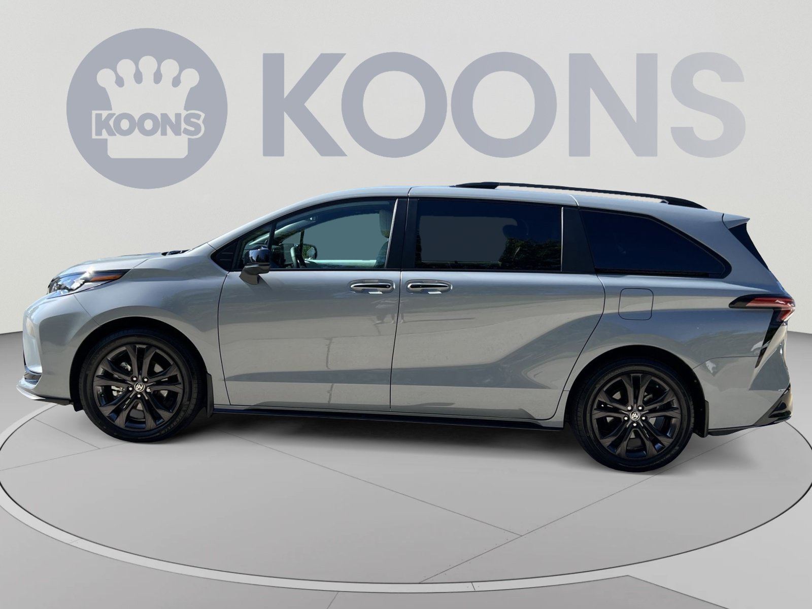 Used 2025 Toyota Sienna XSE w/ XSE Plus Package FWD image 2