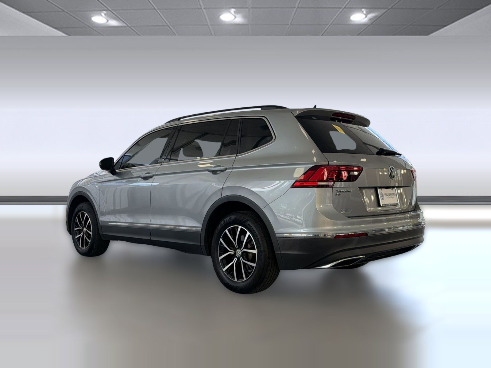 Used 2021 Volkswagen Tiguan SE w/ Panoramic Sunroof Package FWD image 3