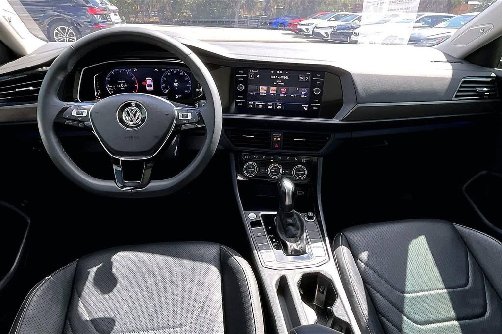 Certified 2020 Volkswagen Jetta SEL Premium image 3