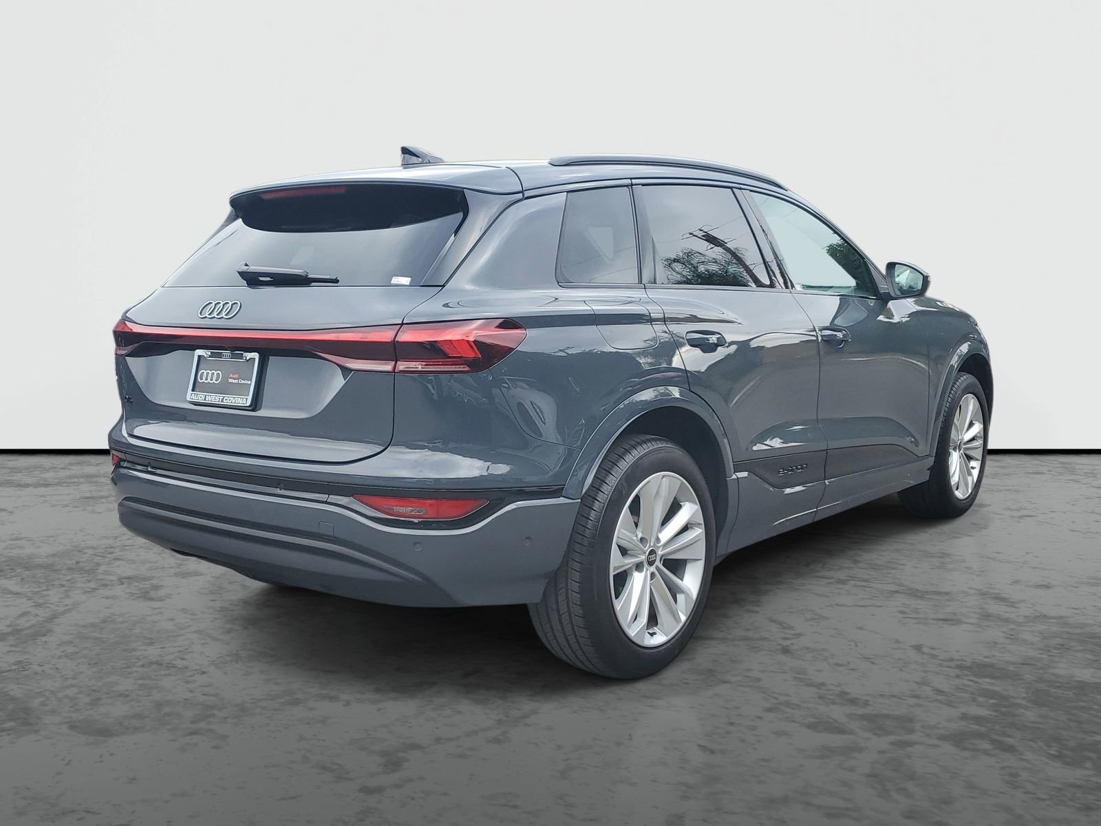 Used 2025 Audi Q6 e-tron Premium w/ Convenience Package image 4