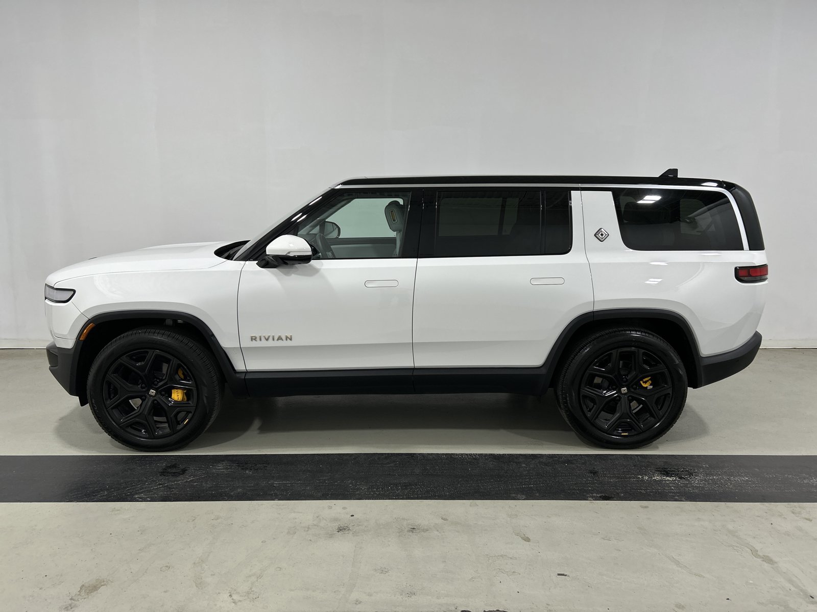 Used 2024 Rivian R1S Adventure AWD/4WD image 2