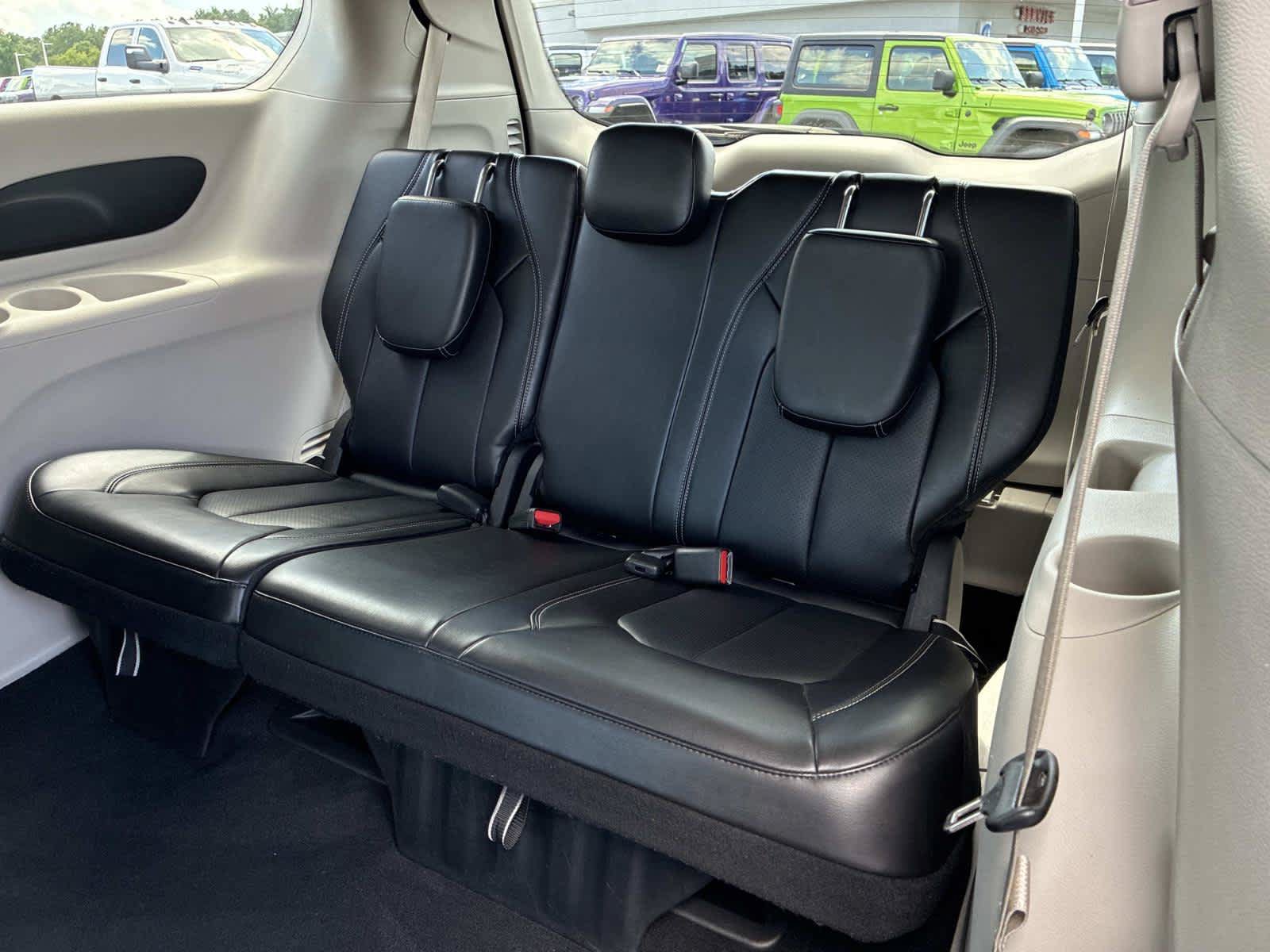 Certified 2024 Chrysler Pacifica Touring-L FWD image 16